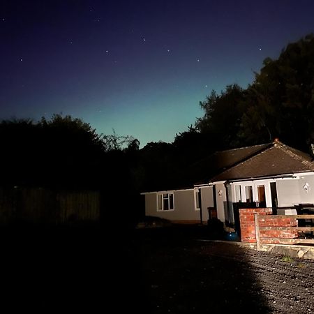 3 Bedroom Bungalow In Llanrhaeadr Ym 奥斯威斯 外观 照片