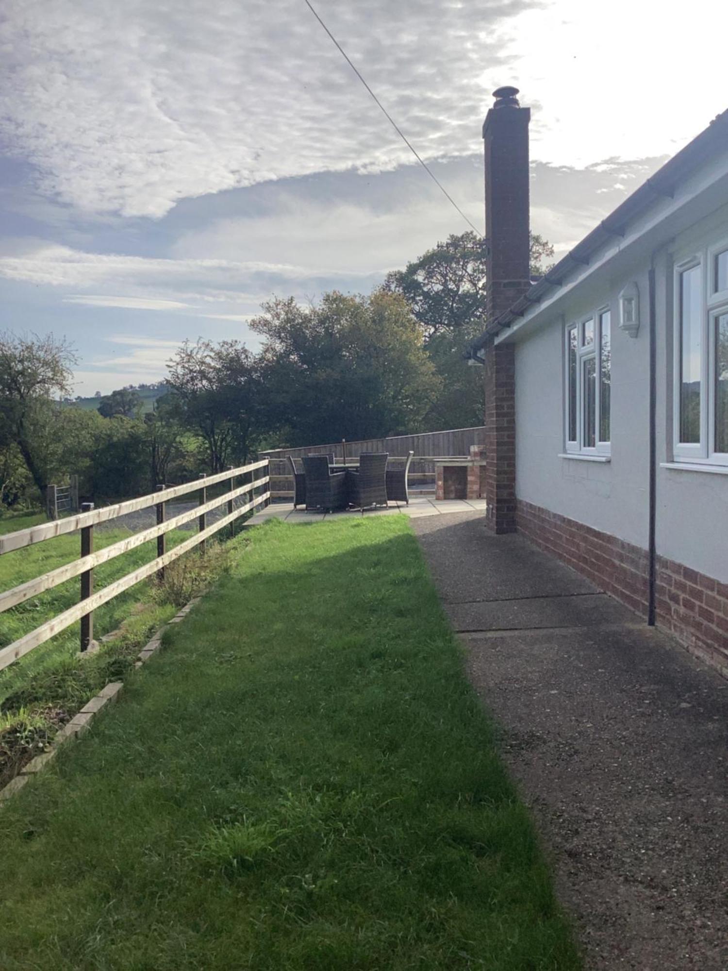 3 Bedroom Bungalow In Llanrhaeadr Ym 奥斯威斯 外观 照片