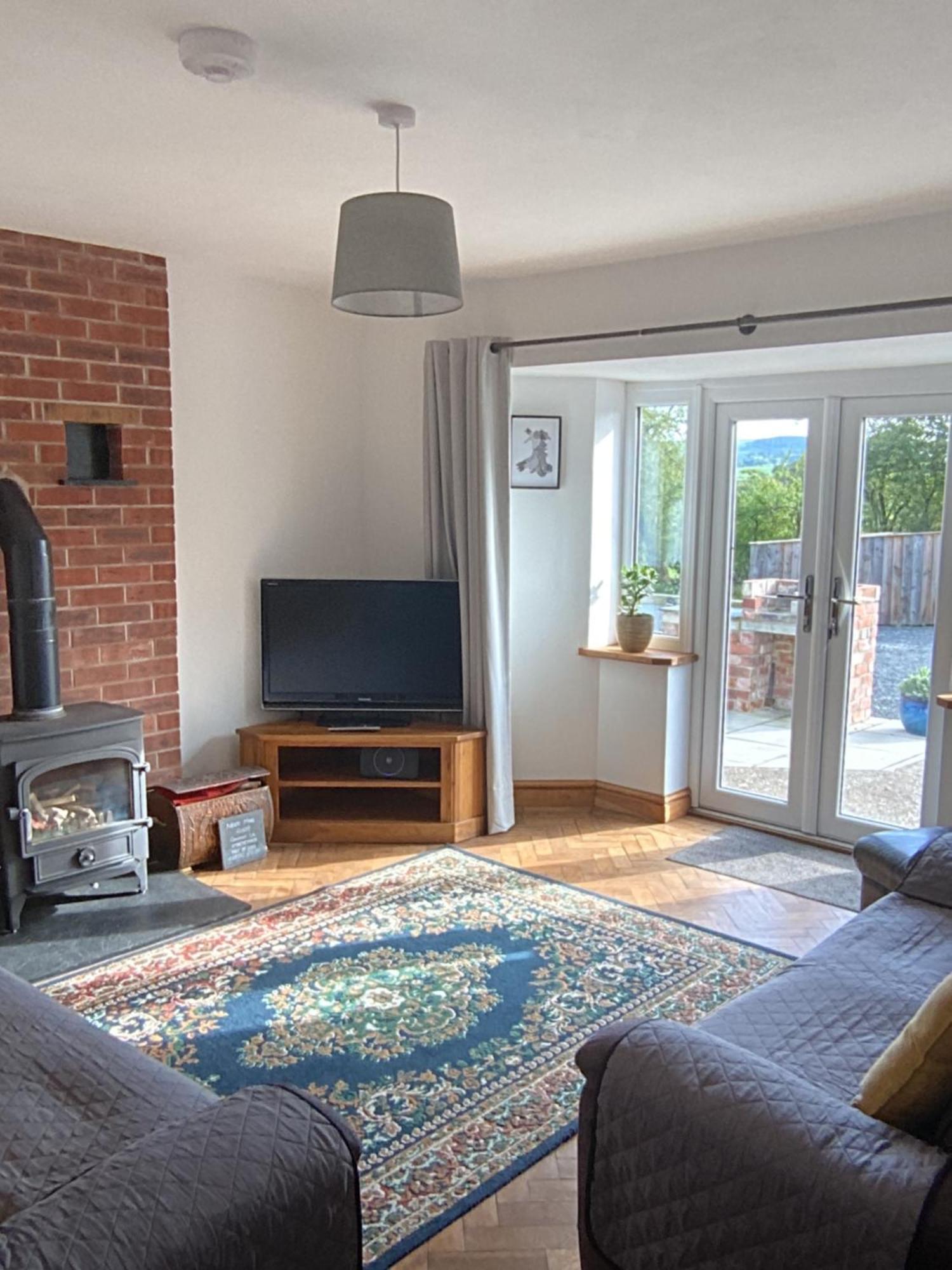 3 Bedroom Bungalow In Llanrhaeadr Ym 奥斯威斯 外观 照片