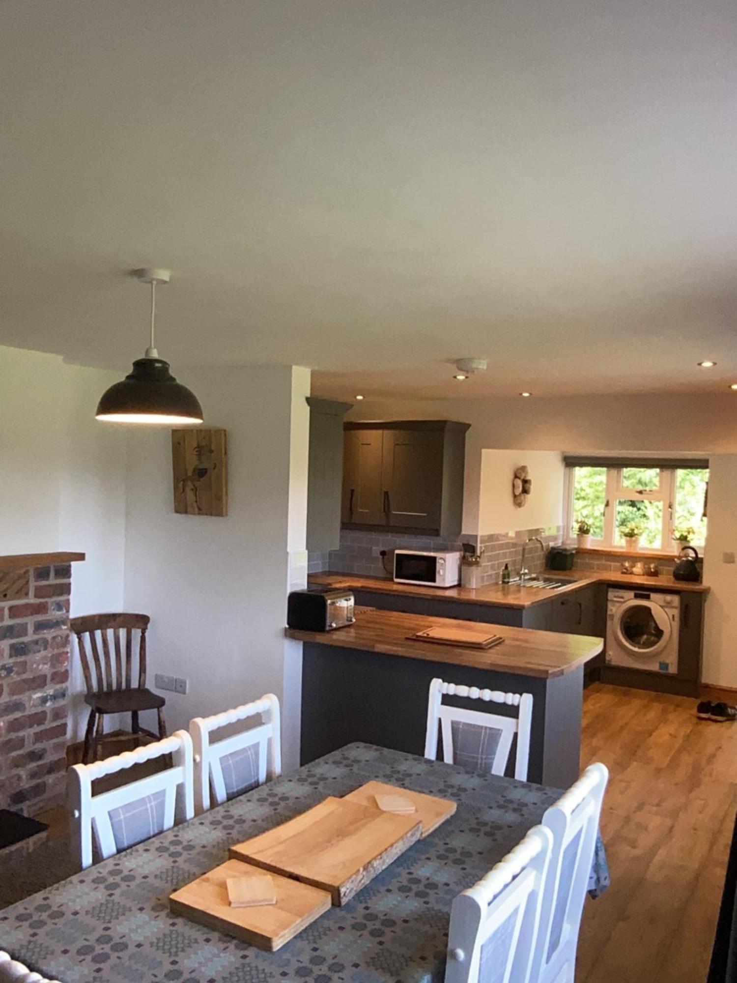 3 Bedroom Bungalow In Llanrhaeadr Ym 奥斯威斯 外观 照片
